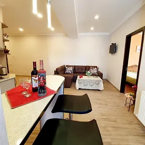 fantaflat-old-tbilisi-apartment.alltbilisihotels.com/